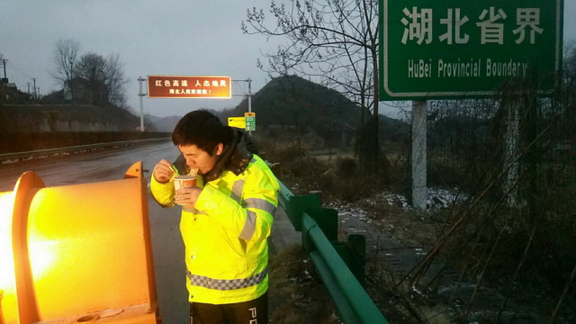 工作中的朱成亮——连续作战在初雪保畅一线，饿了只能在路上泡碗面_调整大小.jpg