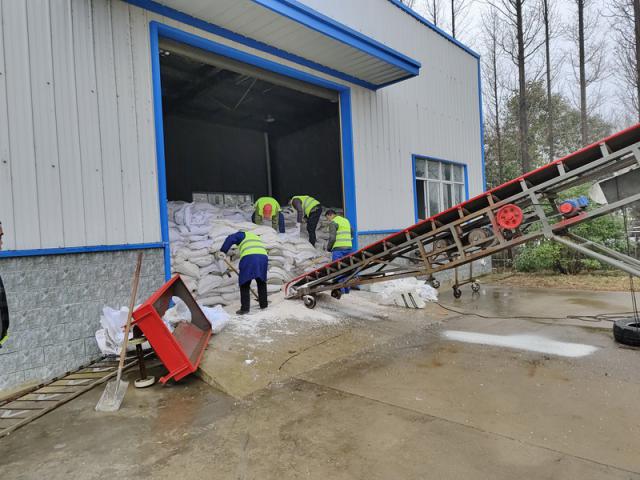 装填融雪剂，严阵以待。_调整大小.jpg