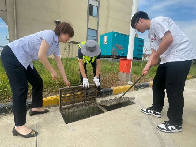 4迅捷物流高远公司组织工作人员对园区内雨水井开展排查和清掏疏通工作，确保园区雨季排水畅通。.png