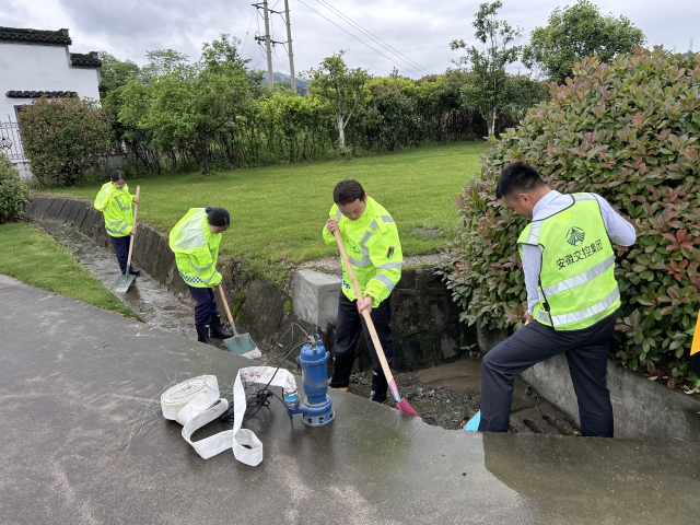 20黄山中心黟县收费站未雨绸缪，组织开展站点防汛抢险应急演练.JPG