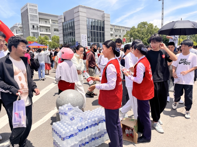 6月7日，德上高速淮南处寿县站畅淮青年服务志愿者吴瑞瑞、庄晓晓为考生提供饮水...JPG