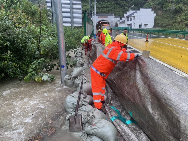 6月20日，宁国处抢修人员对黄千段隧道边沟积水问题抢修，保障道路畅通.jpg