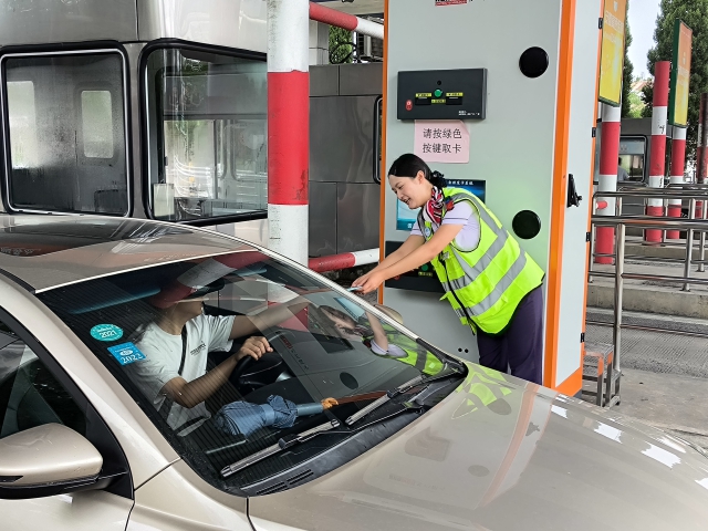 9月15日，中秋小长假首日，双庙收费站入口车流激增，站内组织人员积极做好道口保通保畅工作。.jpg